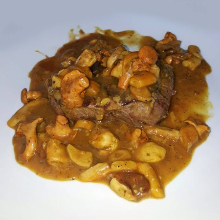 Boskarin beefsteak in fresh mooshrom sauce